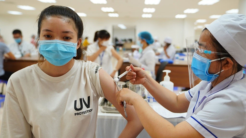                Hiện nay bằng cách tạo miễn dịch cộng đồng cho xã hội thì tiêm vacxin Covid-19 sẽ là biện pháp hiệu quả nhất trong vấn đề dập dịch và phòng chống Covid-19 quay trở lại, cũng như làm giảm các biến chứng nặng của bệnh ảnh hưởng đến sức khỏe của con người. Nhưng người hay bị nghẹt mũi thì có nên tiêm vaccine Covid-19 hay không? Chúng tôi sẽ giải đáp cho bạn qua bài viết này, đọc ngay nhé.
