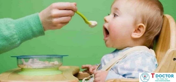 Giải đáp câu hỏi trẻ ăn bột bao lâu chuyển sang cháo của các cha mẹ sẽ được trả lời tùy vào từng độ tuổi phát triển của bé. Theo đó, cha mẹ có thể tập dần cho trẻ ăn cháo từ loãng đến đặc, từ mặn sang ngọt, từ rau củ đến thịt cá.
